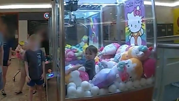 Dziecko automat z zabawkami