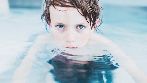 Dlaczego warto uczyc dziecko plywac