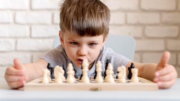 8latek-pokonal-arcymistrza-szachy
