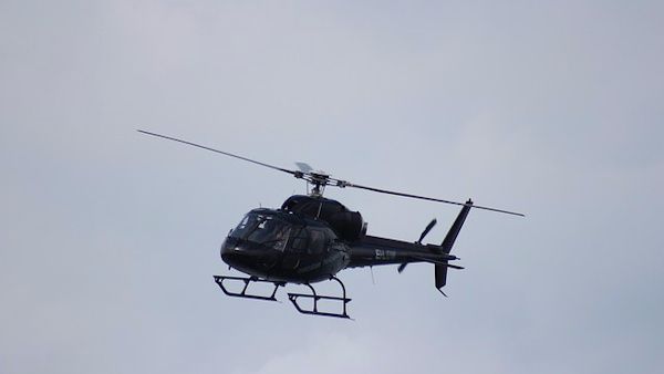 6latek oslepil pilota helikoptera