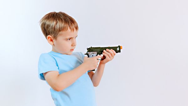 Dziecko sprzatanie pistolet