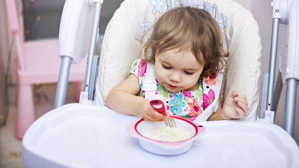Jak nauczyc dziecko samodzielne jedzenie