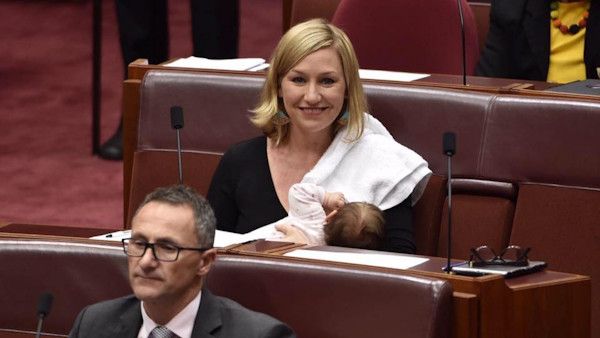 Karmila piersia w parlamencie