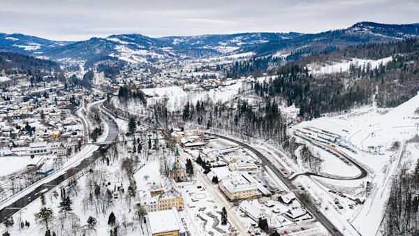 Apartamenty w górach: widok z loku ptaka na miasto Wisła zimą